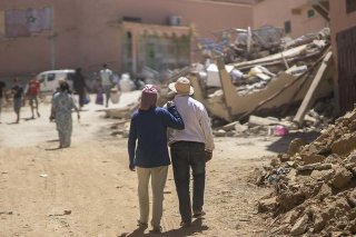 Après le choc, les survivants, dont de nombreux touristes, tentent de reprendre leurs esprits parmi les ruines.